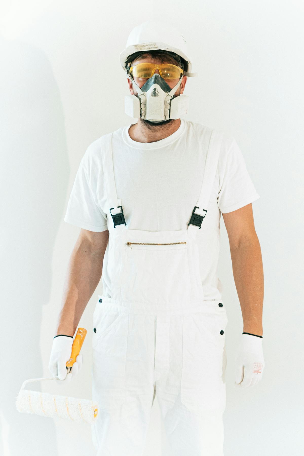 Vakman schildert een wand met een verfroller